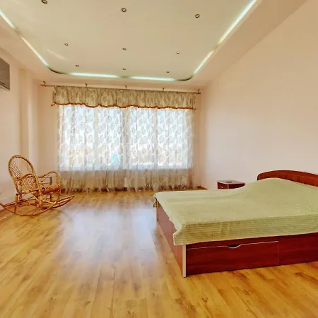 будинок з 5 кімнатами та підземним гаражем у моря в совіньйоні Holiday home Odesa