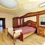 будинок з 5 кімнатами та підземним гаражем у моря в совіньйоні