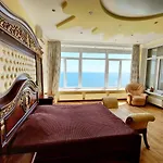 будинок з 5 кімнатами та підземним гаражем у моря в совіньйоні *