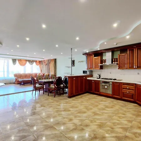 будинок з 5 кімнатами та підземним гаражем у моря в совіньйоні *