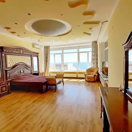 Holiday home будинок з 5 кімнатами та підземним гаражем у моря в совіньйоні Odesa
